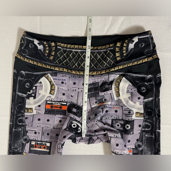 Reebok Leggings Speedwick Lux Bold Baroque Print Large Cassette Tape Music - Picture 12 of 15